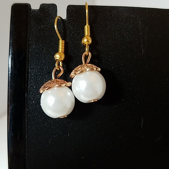 WHITE Pastel Pearl Bead Gold Tone Earrings - Picture 1 of 1